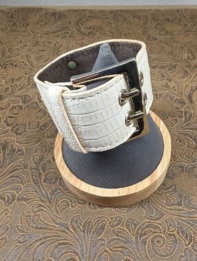 Vintage White Crocodile Embossed Leather Buckle Trendy Cuff Bracelet